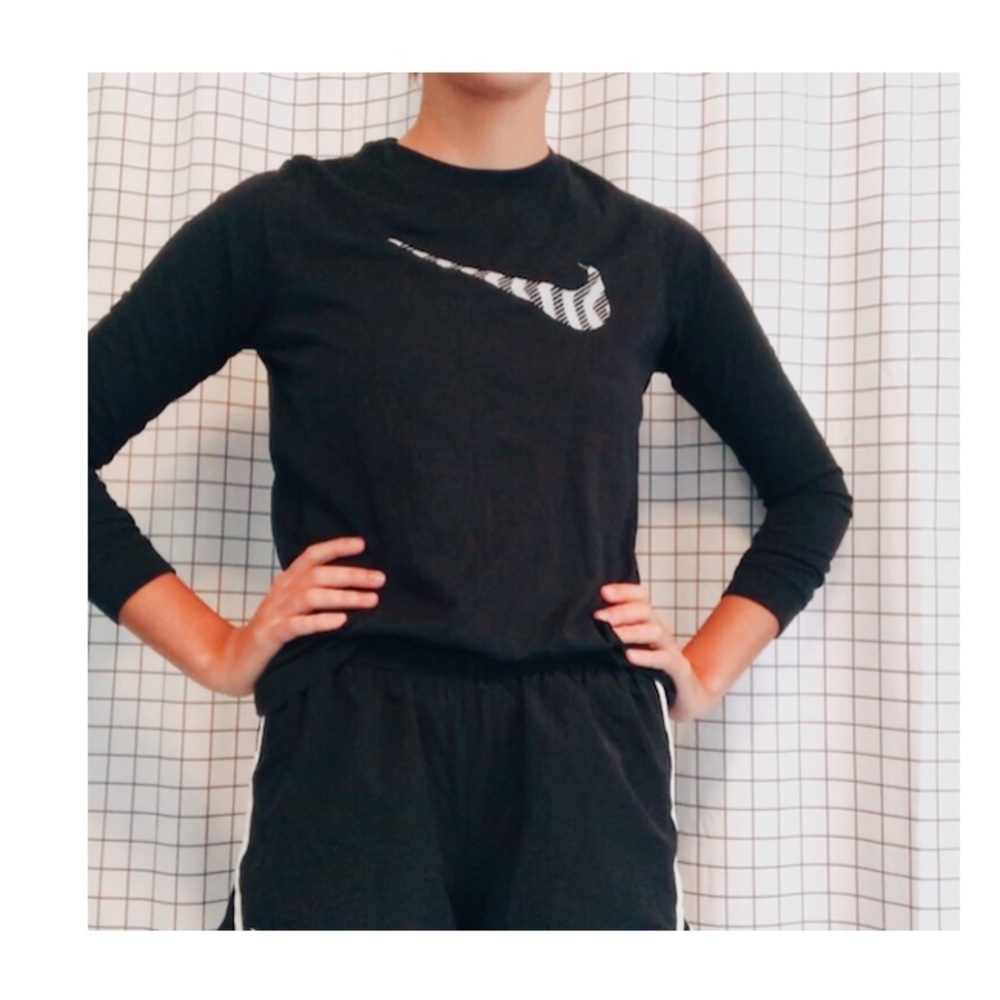 ✨ Black Nike long sleeve tee, Kids L